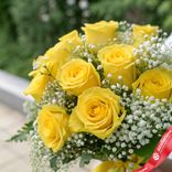 Маленькое фото 2: Букет из 11 желтых роз и гипсофил
