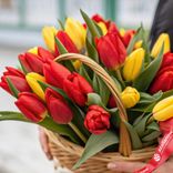 Маленькое фото 2: Букет из 30 красных и желтых тюльпанов в корзине, Россия