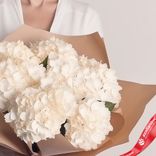 Маленькое фото 3: Букет из 7 белых гортензий в крафте