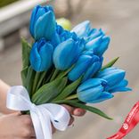 Маленькое фото 2: Букет из 9 голубых тюльпанов с белой лентой, Россия