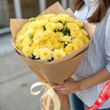 Маленькое фото 1: Букет из 55 желтых гвоздик в крафте с лентой, Голландия