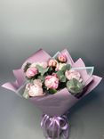 Фото флориста 6: Букет из 9 пионов в фиолетовой бумаге крафт