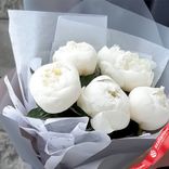 Маленькое фото 2: Букет из 11 белых пионов «Вкусное мороженое»