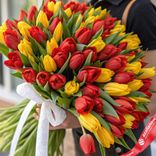 Маленькое фото 1: Букет из 400 красно-желтых тюльпанов с белой лентой, Россия