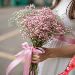 Маленькое фото 1: Букет из 7 розовых гипсофил с розовой лентой