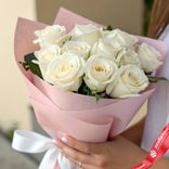 Маленькое фото 2: Букет из 13 белых роз в упаковке