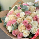 Маленькое фото 2: Букет из 45 роз белых, розовых и кремовых с эвкалиптом в крафте, 70 см, Эквадор