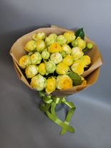 Фото флориста 2: Букет из 15 кустовых пионовидных желтых роз в крафте