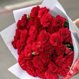 Маленькое фото 2: Букет из 50 алых гвоздик в белой крафтовой бумаге