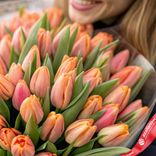 Маленькое фото 3: Нежность весны: 60 персиковых и розовых тюльпанов в пленке