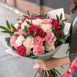 Маленькое фото 1: 50 трехцветных гвоздик в стильной упаковке с рускусом