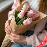 Маленькое фото 1: Букет из 5 розовых тюльпанов в крафте