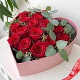 Маленькое фото 1: Цветочная композиция из 15 красных роз с эвкалиптом в коробке