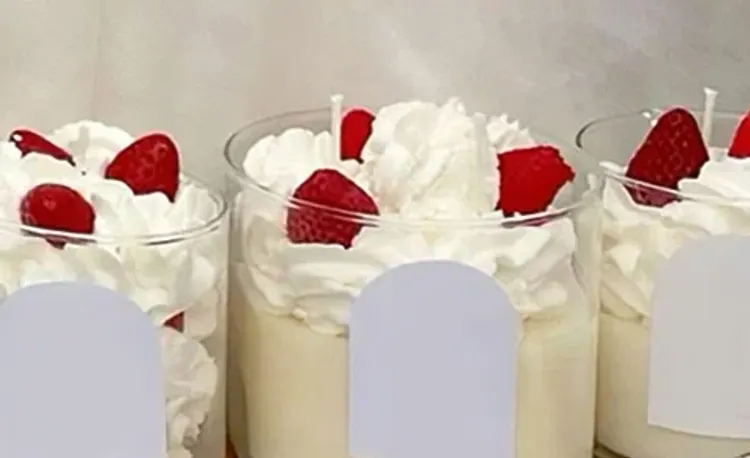 Свечи с клубникой в стекле