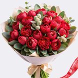 Маленькое фото 1: Букет из 20 красных пионов с эвкалиптом в крафте