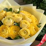 Маленькое фото 3: Букет из 7 желтых кустовых пионовидных роз
