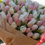 Маленькое фото 3: Букет из 400 розово-белых тюльпанов в крафте