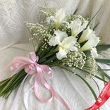 Маленькое фото 1: Букет из 7 белых ирисов с гипсофилой с розовой лентой