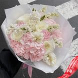 Маленькое фото 1: Букет из роз, гвоздик, гортензии и сирени «Вкусный зефир»