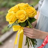 Маленькое фото 1: Букет из 5 желтых роз с лентой