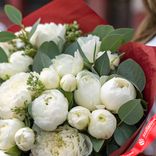 Маленькое фото 3: Букет из 30 белых пионов с эвкалиптом в красной пленке