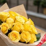 Маленькое фото 3: Букет из 15 желтых роз в крафте, 40см