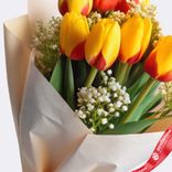 Маленькое фото 3: Букет из 7 красно-желтых тюльпанов с гипсофилой, в крафте, Россия