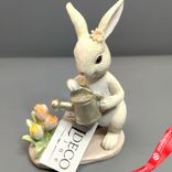 Маленькое фото 1: Сувенир «Кролик с лейкой» (полирезин), Н12,5х10х5,5см, белый