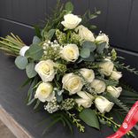 Маленькое фото 2: Траурный букет из 20 белых роз и аспидистры «Светлый рай»