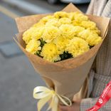 Маленькое фото 2: Букет из 19 желтых гвоздик в крафте с лентой, Голландия