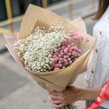 Маленькое фото 1: Букет из 3 белых и 2 розовых гипсофил в крафте