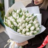 Маленькое фото 1: Букет из 50 белых тюльпанов в стильной упаковке