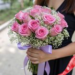 Маленькое фото 1: Букет из 13 розовых роз и гипсофил