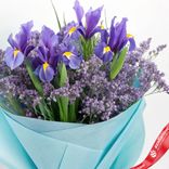 Маленькое фото 3: Букет из 7 фиолетовых ирисов с лимониумом в голубой пленке