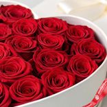 Маленькое фото 3: Композиция из 19 красных роз в коробке "Сердце из роз как вечный символ любви"