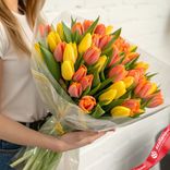 Маленькое фото 1: Букет из 40 коралловых и желтых тюльпанов в прозрачной упаковке