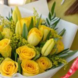 Маленькое фото 3: Букет из желтых роз и тюльпанов «Счастливый случай»