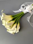 Фото флориста 5: Букет невесты из 15 белых калл с белой лентой