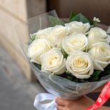 Маленькое фото 2: Букет из 9 белых роз «Мондиаль» в пленке, 50см, Эквадор