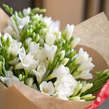 Маленькое фото 3: Букет из 51 белой фрезии в крафте