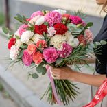 Маленькое фото 1: Яркий микс: 50 разноцветных гвоздик с зеленью