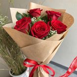Маленькое фото 1: Букет из 5 красных роз в крафте с лентой, 40 см, Россия