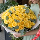Маленькое фото 1: 75 желтых роз с эвкалиптом 50 см, Россия