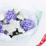 Маленькое фото 3: Букет из белых гвоздик и синих гиацинтов «Весенняя свежесть»
