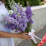 Маленькое фото 1: Букет из 15 сиреневых дельфиниумов с белой лентой