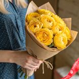 Маленькое фото 1: Букет из 9 желтых пионовидных роз в крафте