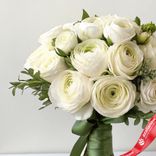 Маленькое фото 2: Букет невесты из 15 белых ранункулюсов с зеленой лентой