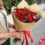 Маленькое фото 1: Букет из 11 красных роз в крафте «Кения»