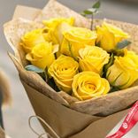 Маленькое фото 2: Букет из 9 желтых роз в крафте