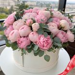 Маленькое фото 1: Букет из 50 розовых пионов с эвкалиптом в белой коробке